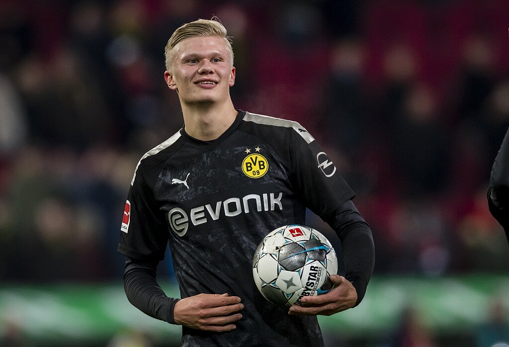 穆罕默德·萨拉赫因表现不佳和言论引发争议，被利物浦球迷认为职业生涯已结束，可能告别俱乐部。（状态低迷与言论风波，萨拉赫遭利物浦球迷视为生涯将尽，或告别红军）