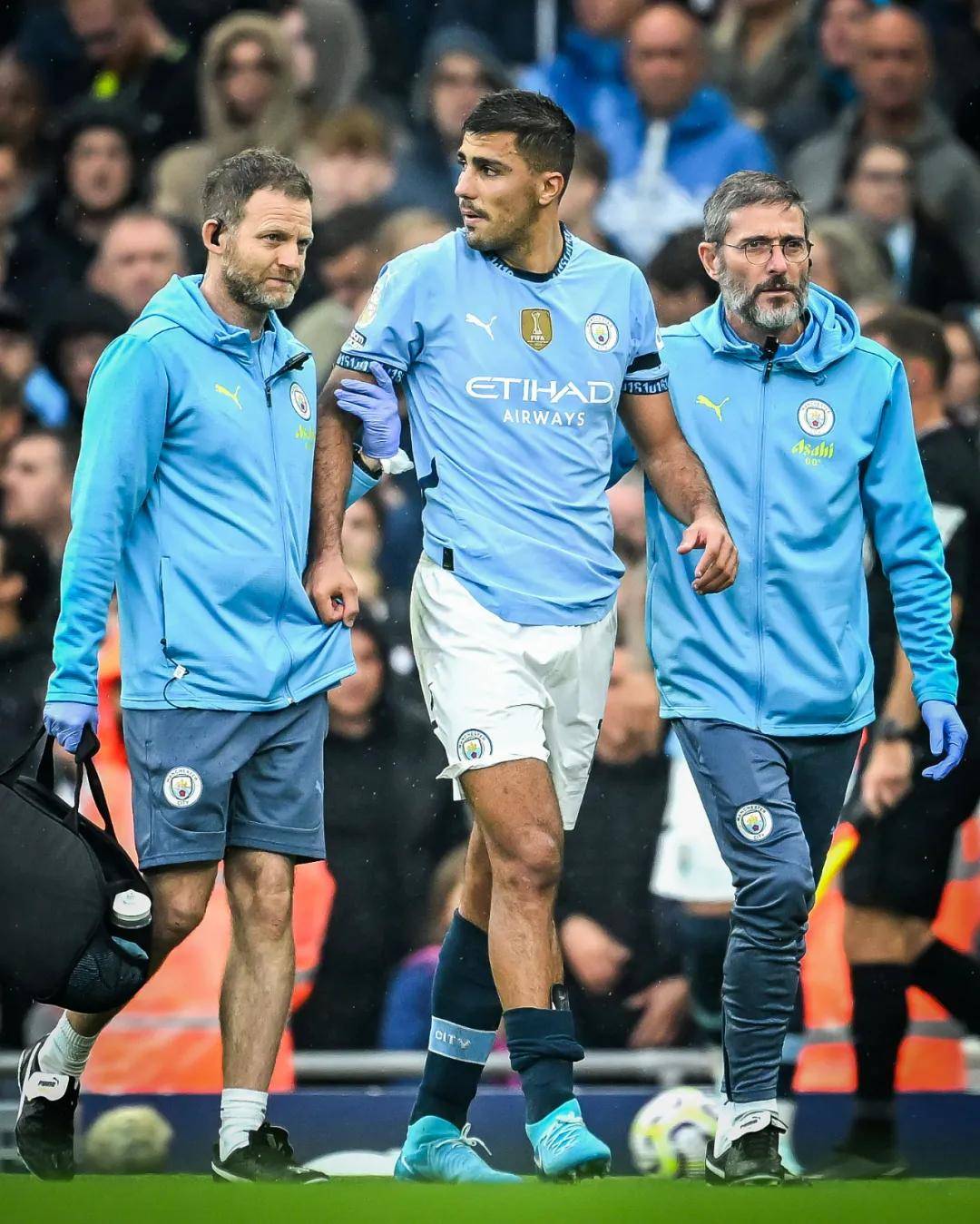 塞萨尔：齐沃为什么要换下博尼和泽林斯基？他俩明明表现最好（塞萨尔质疑齐沃换人决定：为何撤下表现最好的博尼和泽林斯基？）