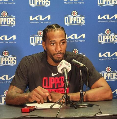 阿隆索驾车离开伯纳乌获皇马球迷力挺：耐心点，我们信任你！（伯纳乌外，皇马球迷为阿隆索打气：耐心点，我们相信你！）